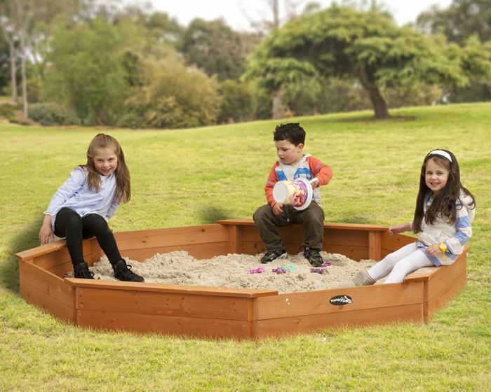 igrati s-drvo-tri djece-sandbox-