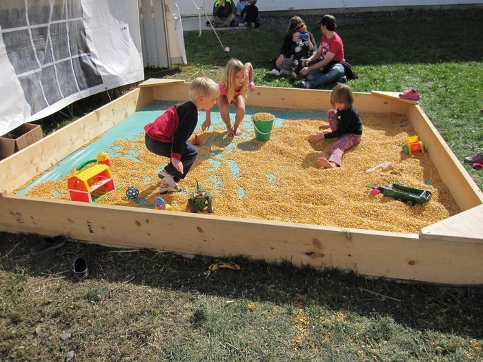 -juego en el recinto de seguridad caja de arena-propia-construcción de los niños