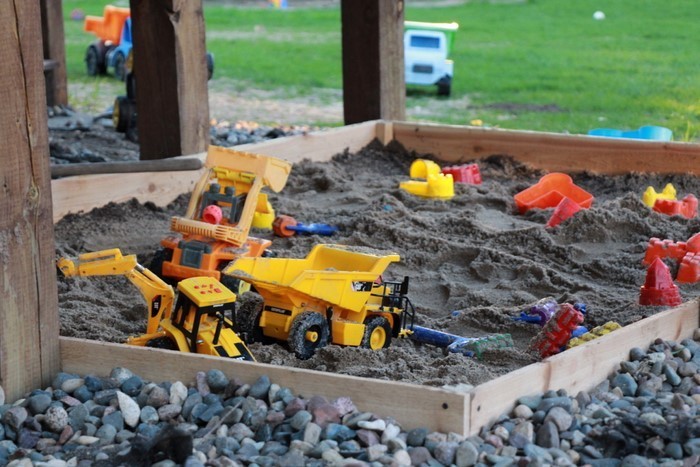 hiekkalaatikko-itse-rakennus hiekkalaatikossa-leluja