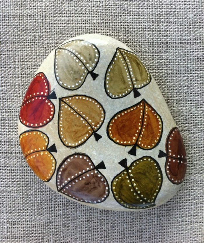 красиво декориран камък есенни листа-различен-топъл цвят ръчно рисувани