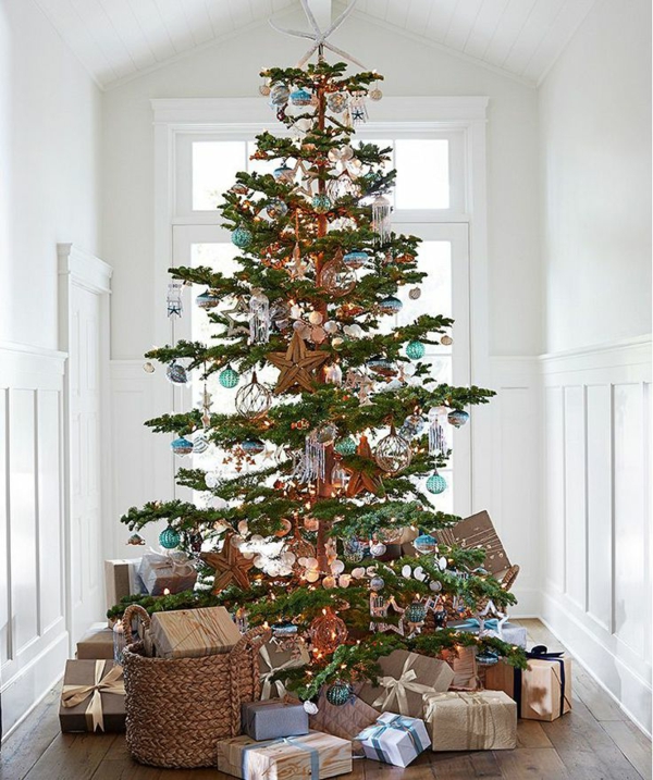 lijepo uređena božićno drvce u koridoru