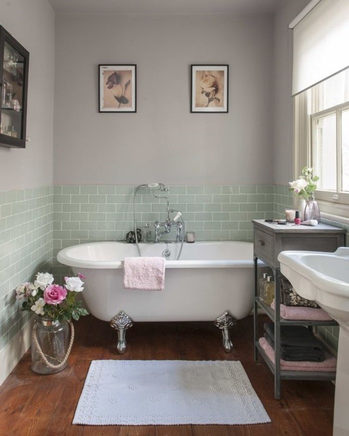 खूबसूरती से सजाया बाथरूम-साथ-बाथटब और सरल-हरी दीवार टाइल