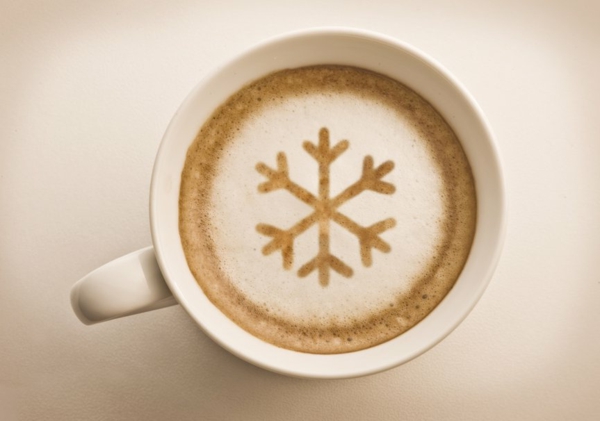 красива декорация на пяна на кафето снежинка