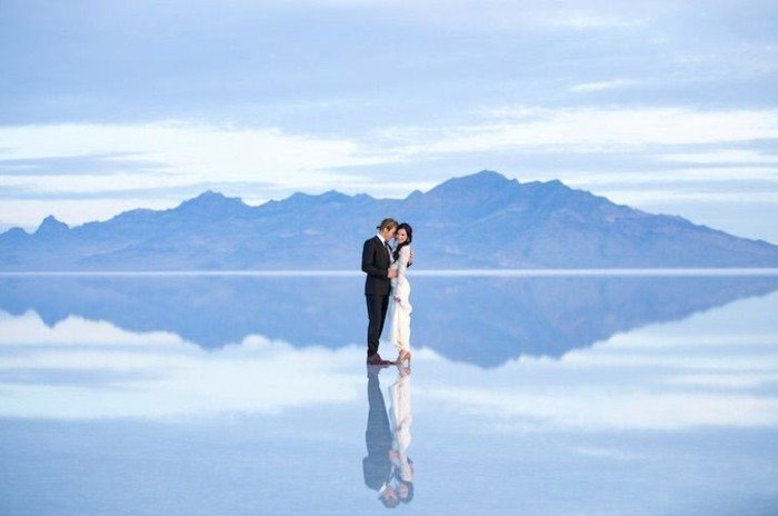 красива сватба снимки Идея отражение на най-вода