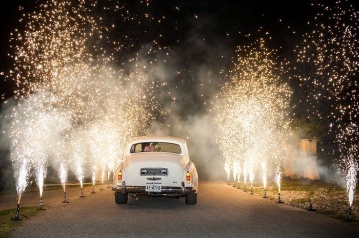 красив сватбени снимки идеи булката и младоженеца туриз с ретро-автомобил от