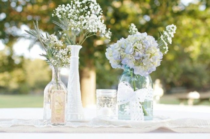 lijep stol dekoracija deco vaze cvijeća vaze staklenim