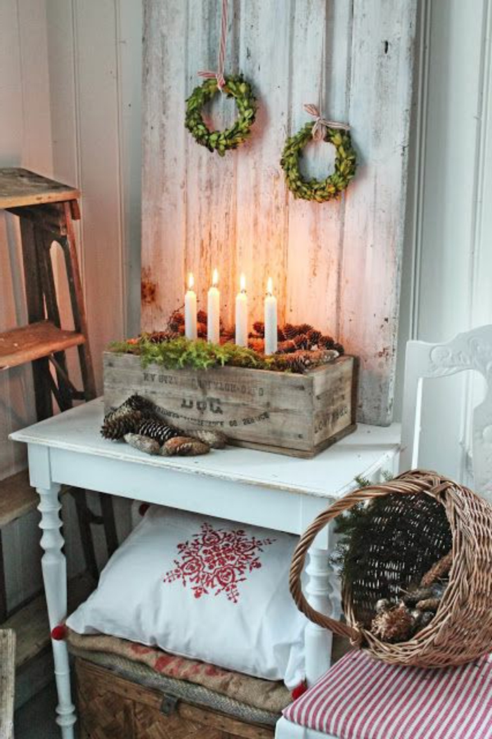 gyönyörű karácsonyi dekoráció koszorúk doboz gyertyák kosárfonat skandináv stílusú rusztikus vidéki stílusban