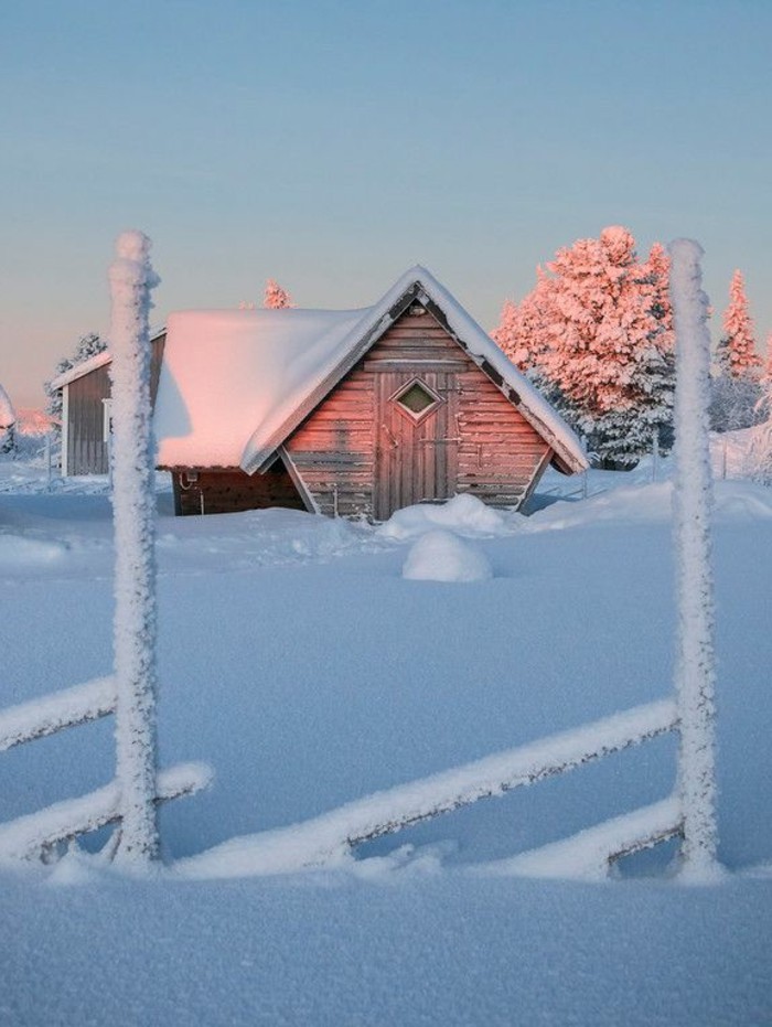 बर्फ की रोमांटिक छवि में सुंदर सर्दियों चित्रों कॉटेज