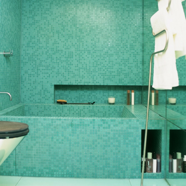 όμορφα-μπάνιο-σχεδιασμό-μπανιέρα-πλακάκια-δίπλα του είναι πετσέτες σε λευκό