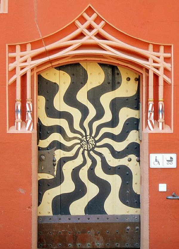 hermosas pintadas-puertas de los apartamentos - fachada-en-naranja