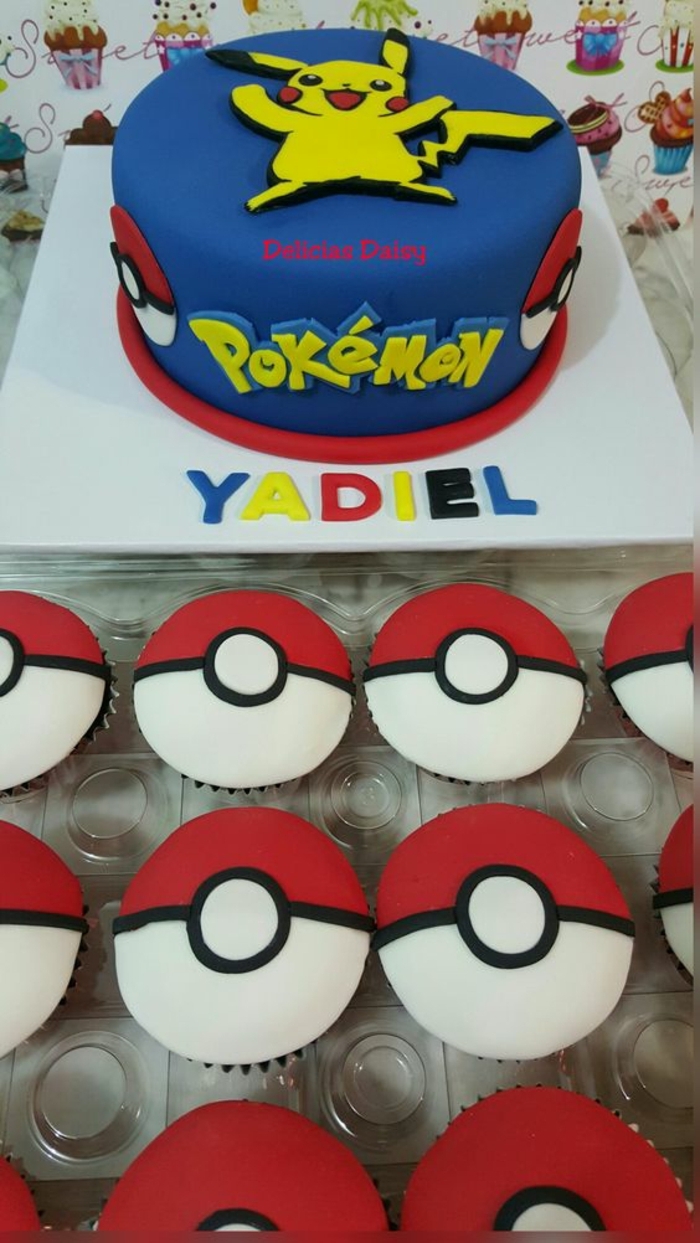 Εδώ είναι μια ιδέα για τα κόκκινα κέικ Pokemon που μοιάζουν με κόκκινα pokeballs, και μια μπλε πιεμώνου πίτα με ένα κίτρινο pikechu essence pokemon