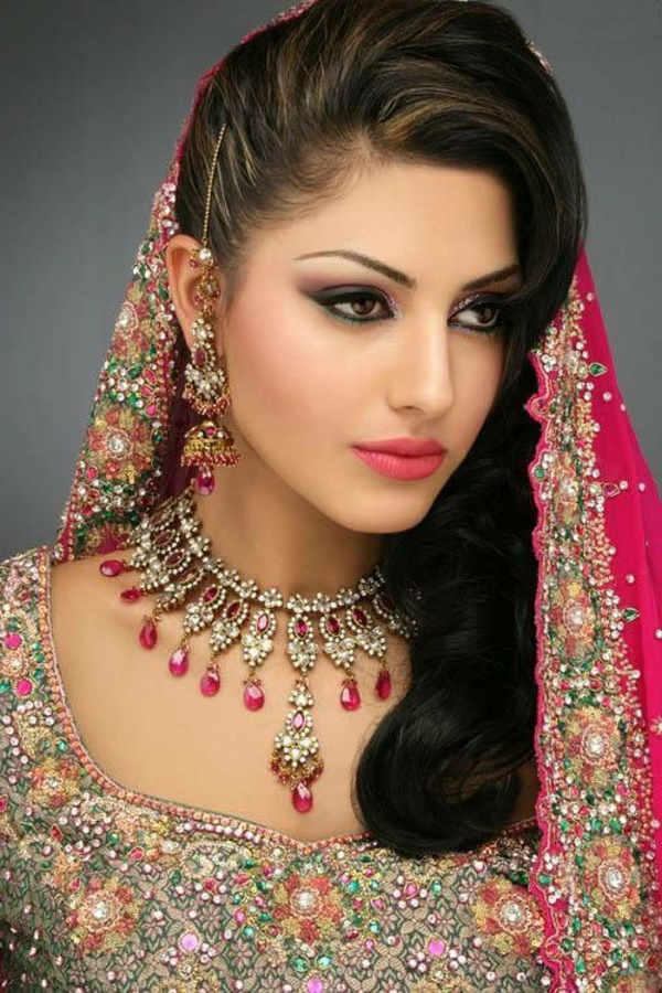 جميل-العروس-مع-أنيقة-العربية-قلادة تسريحة مثيرة للاهتمام