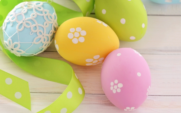 szép-deco-ötletek-for-húsvét-with-színes-húsvéti tojás