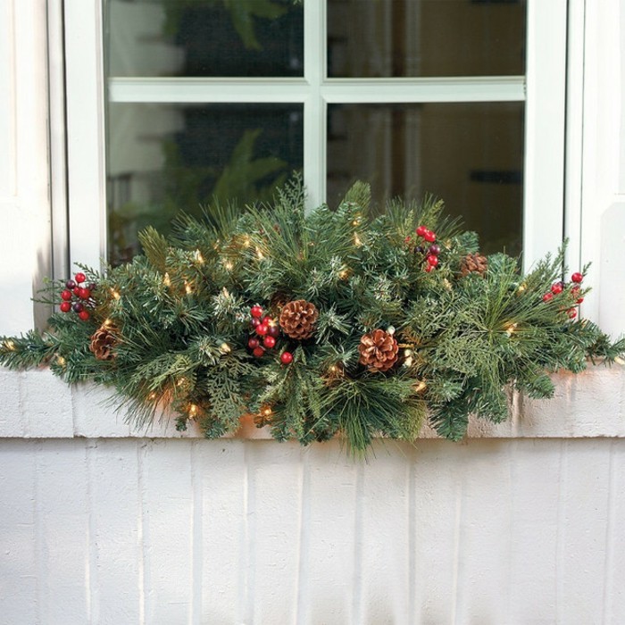 جميل نافذة الزينة مقابل عيد الميلاد الحنفية وtannenzweige-الجمع بين