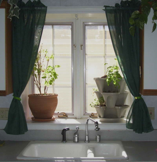 lijepe prozorske zavjese u tamnijoj boji uz zelene biljke