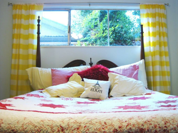 hermosa-ventana-diseño-en el dormitorio-tiro almohada en la cama
