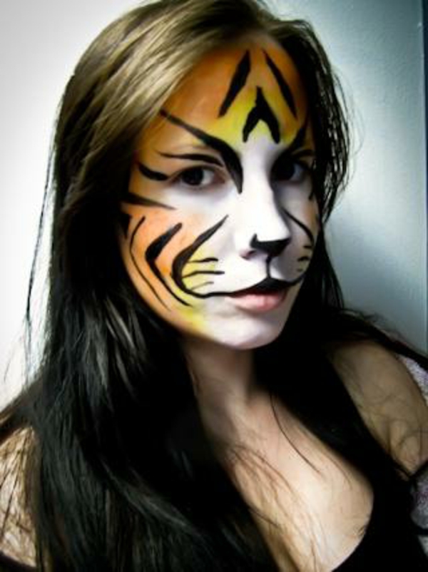 maquillaje-mujer hermosa con Tiger--