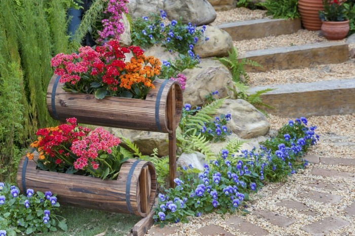 ، حدائق جميلة، أمثلة الزهور في الخشب وعاء حديقة الدرج البنفسجي