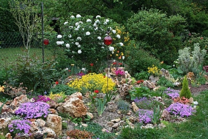 szép kertek-with-Alpineum-make-piros lámpa világítás kerti kerítés