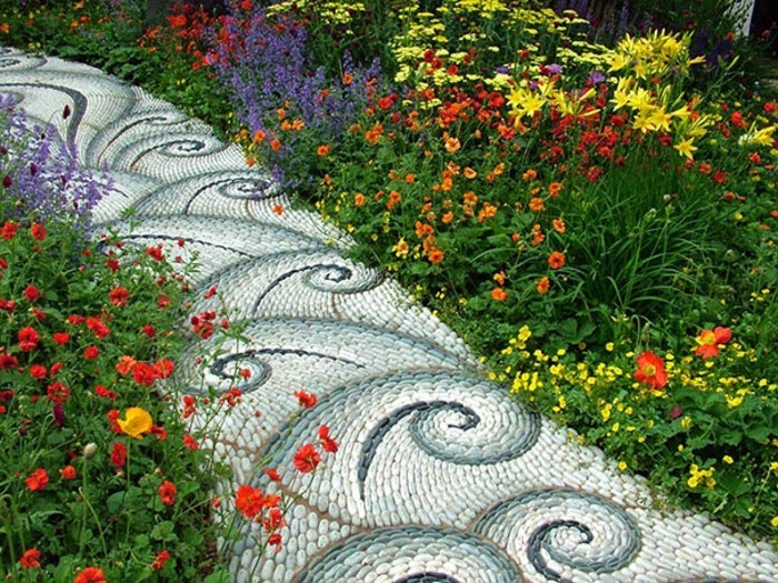 beaux jardins avec-Steinweg-déco-avec-pierres colorées Fleurs