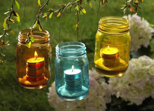 lijepe vrtne ideje - svijeće u čašama - različite boje