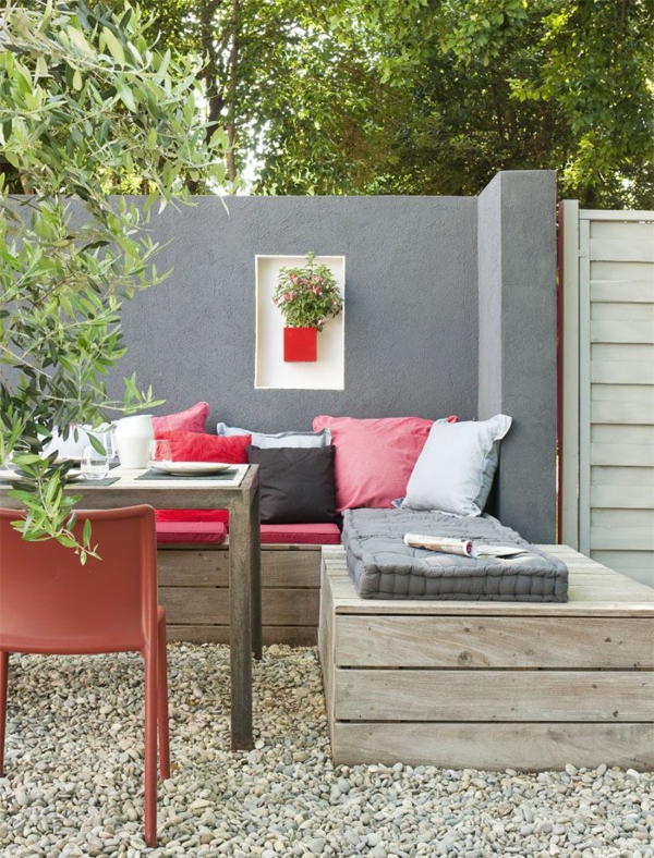 Sitzecke-in-kerti-szép-szép kerti bútor-kerti-design-kerti-ötletek fa pad Kerti-eckbank-