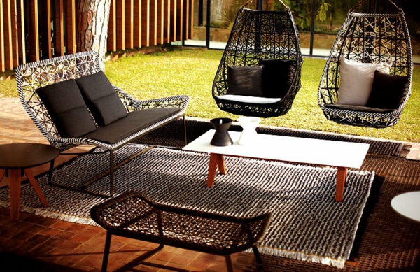 модерен дизайн с кош-висящи столове в градината