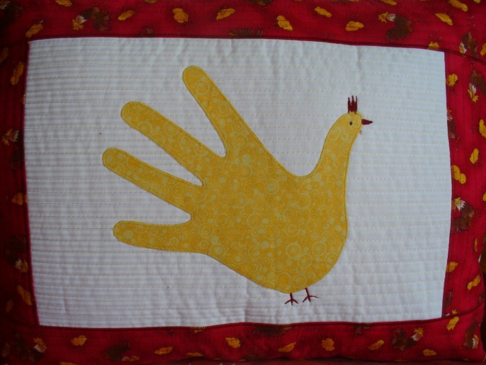 与一只黄色鸡的美好的手印图片