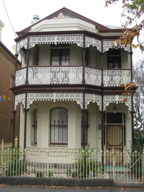 модерен дизайн на къща с творчески балкон