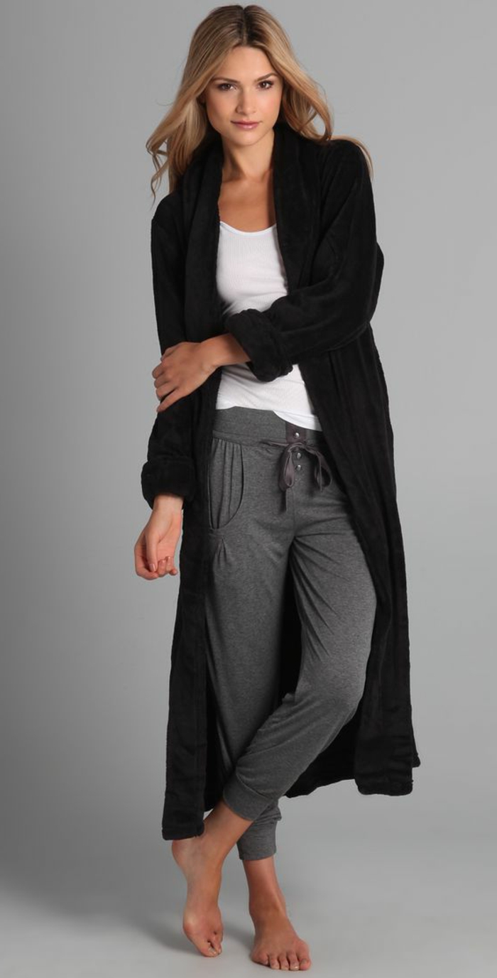 Tenue avec pantalons de survêtement gris et long manteau noir