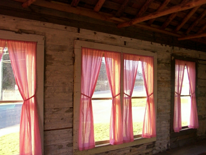 красив кариран завеси-кънтри малък прозорец дървена къща