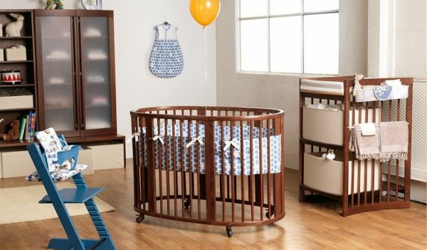 красиво бебешко легло -моделчета-кръгло бебе-легло-дърво-малка синя стълба