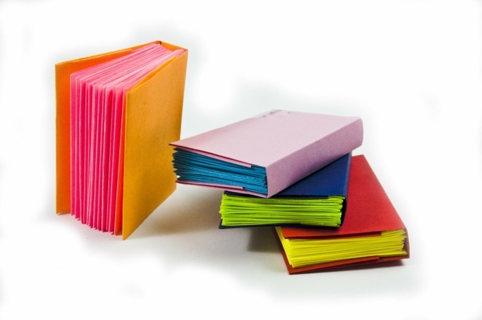 szép mini-könyvek-with-színes-könyvborítók