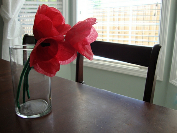 hermoso-rosado-tulipán-hecho a sí mismo - en una mesa de madera