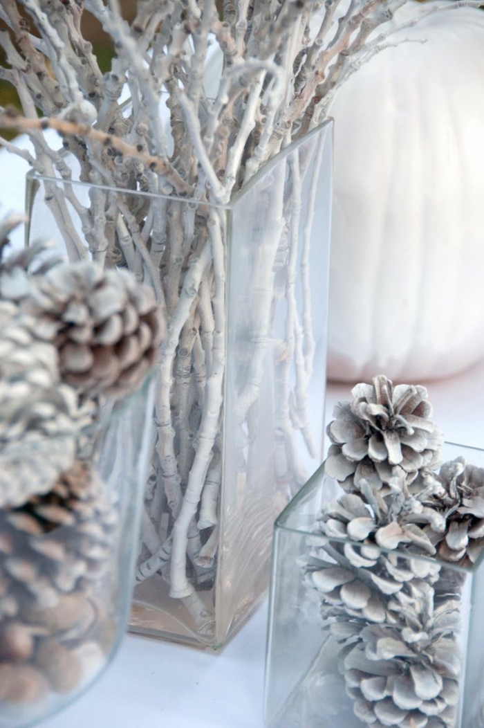 хубав-прост-зимни декорация клонове конуси