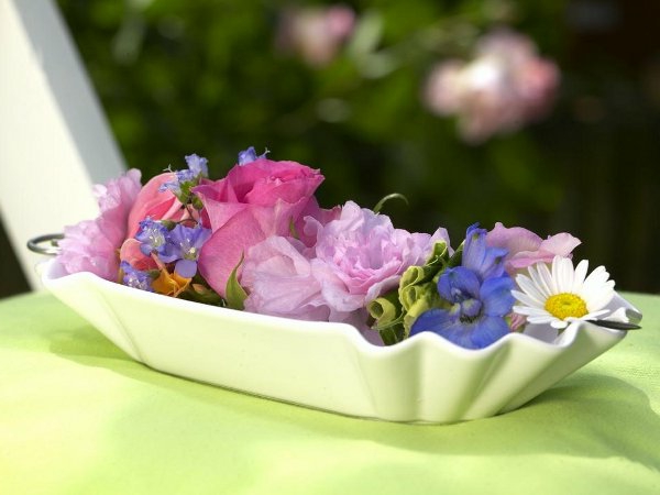 hermosa-verano-mesa-decoración-con-flores-en matices rosados
