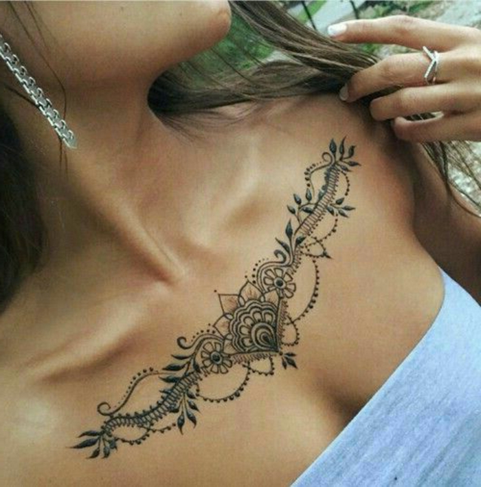татуировка шаблони жени красива картина вместо верига износване дълги обеци прическа дълга коса