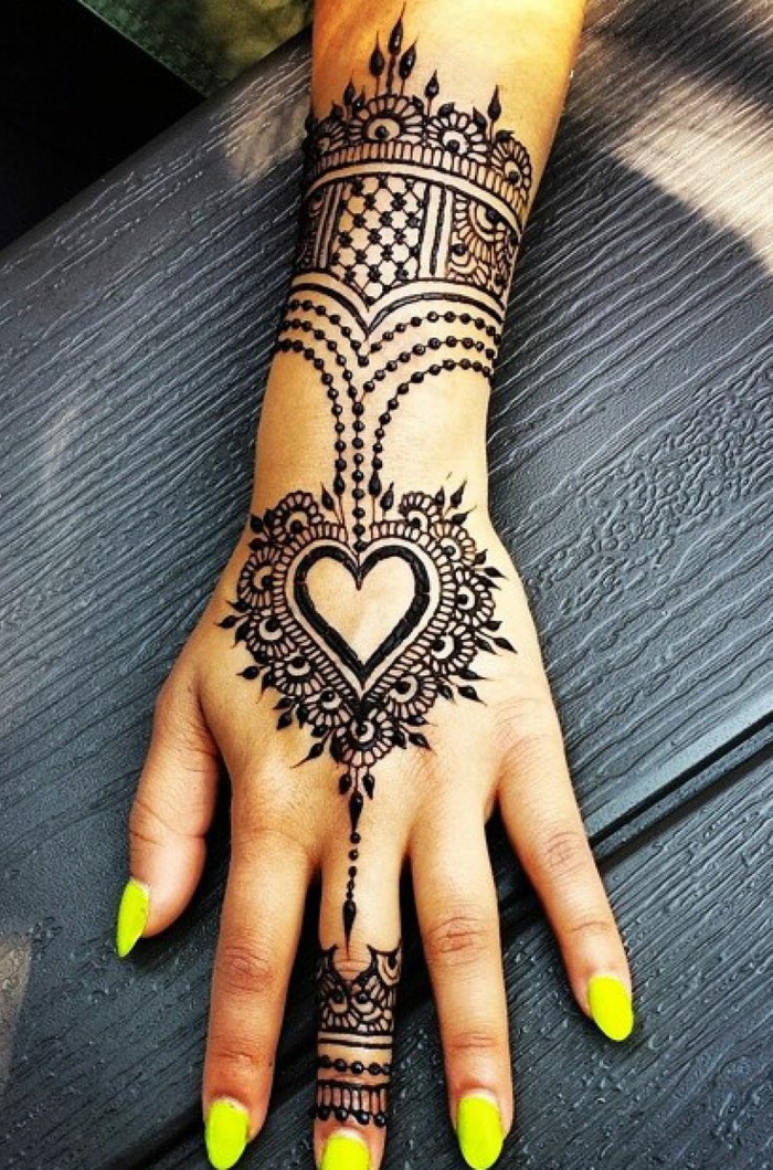 tetovaža motivi žene pristojne tetovaže kane na ruci lijepe žene slikajući žute nokte