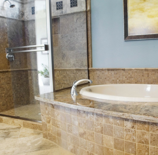 belle et moderne-baignoire-carrelée-verre cabine de douche