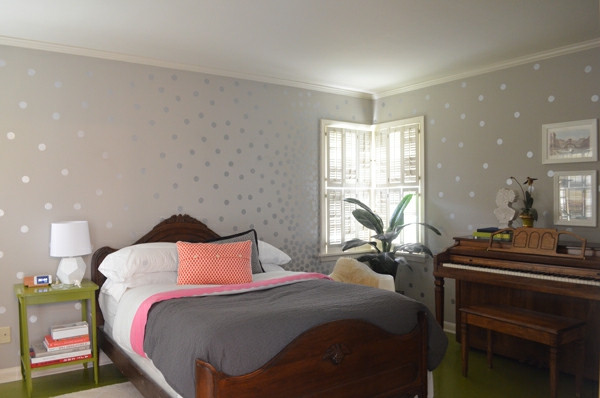 lijepa zidna boja s metalnim efektom - bijela svjetiljka pokraj kreveta