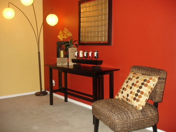 جميلة الجدار البرتقالي في الردهة مع كرسي ووسادة رمي