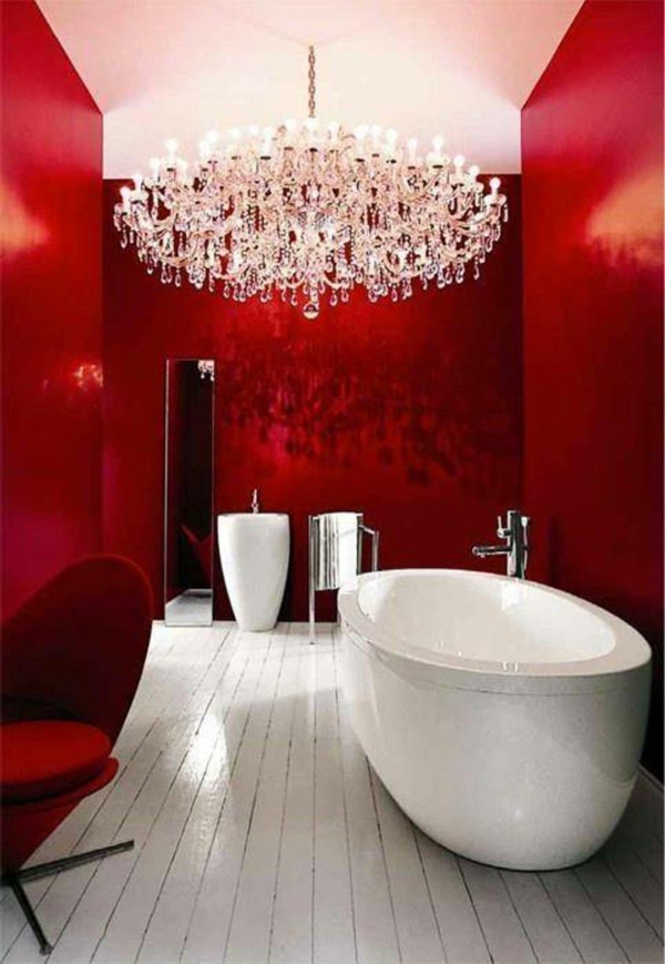 kaunis seinänväri-punainen-kylpyhuone-jossa-kylpyamme, lasi kattokruunu