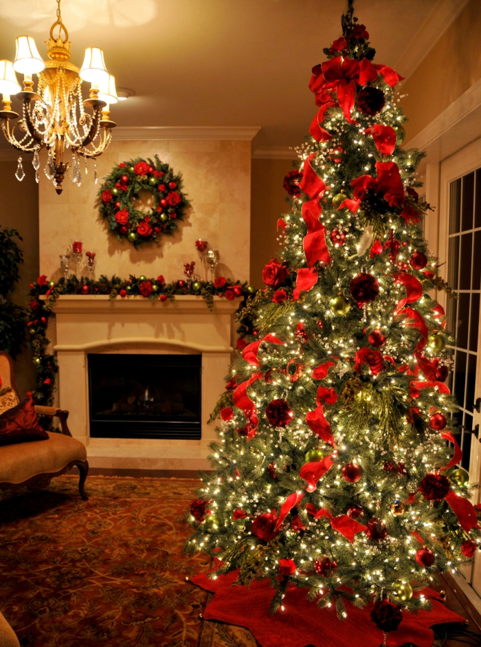 Los árboles de Navidad hermosa-chimenea-next-the-abeto