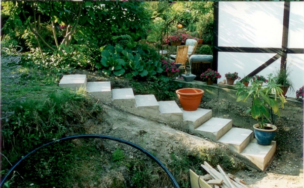 градина-градина-стълбища-самостоятелно изграждане на много зелени растения