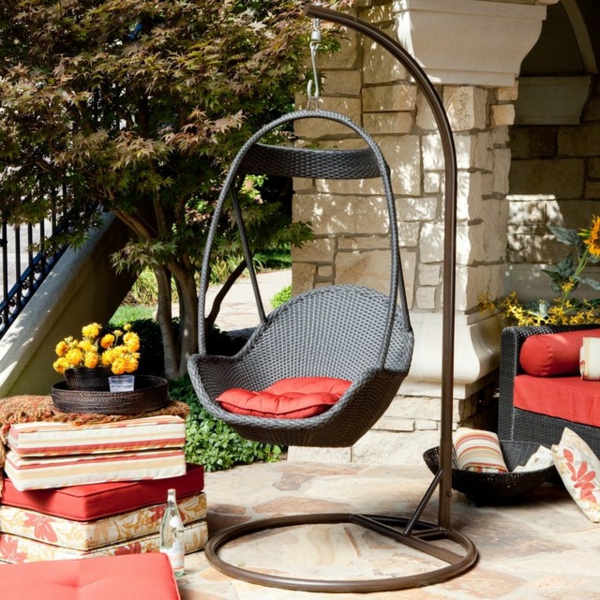 красив окачване на стол-с-възглавници-за най-градина