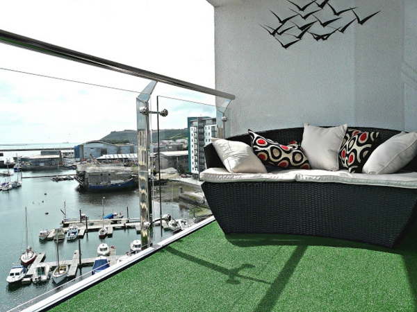 hermoso balcón-con-sofá artificial césped