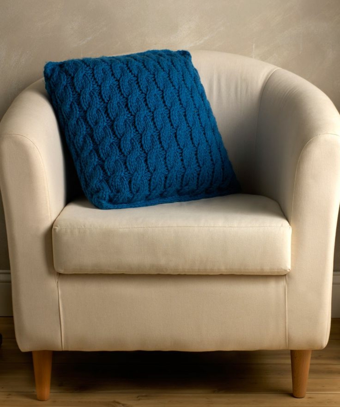 hermoso color patrón de punto trenzado modelo-en-azul almohada unida silla de color beige