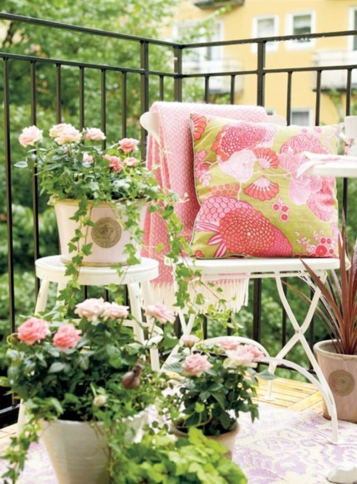 beau-jardin-balcon-avec-roses