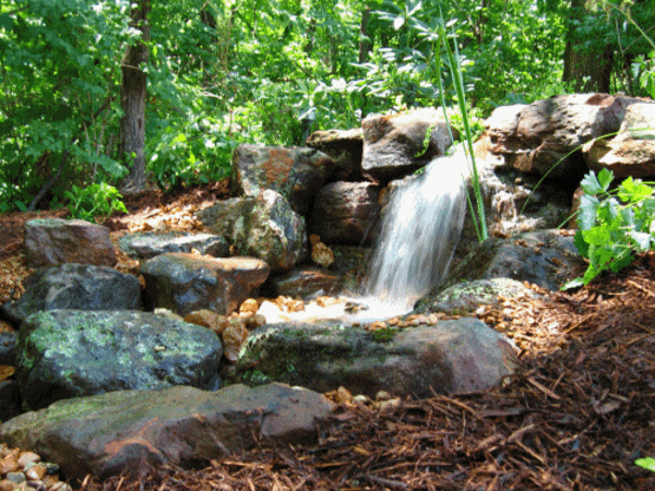 красива градина-с-естествен-водопад