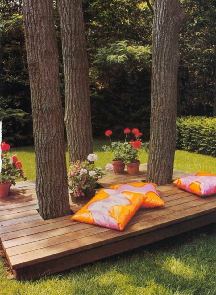 جميلة حديقة مع الخشب مقاعد البدلاء